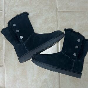 NEW Women’s Black Classic short UGGS